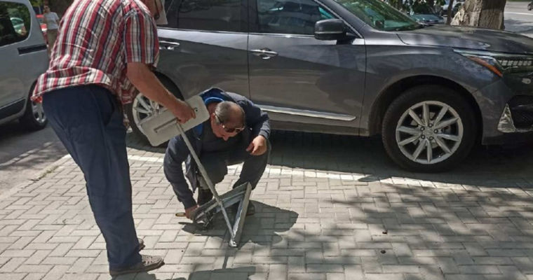 На Ботанике продолжается демонтаж шлагбаумов и других конструкций.
