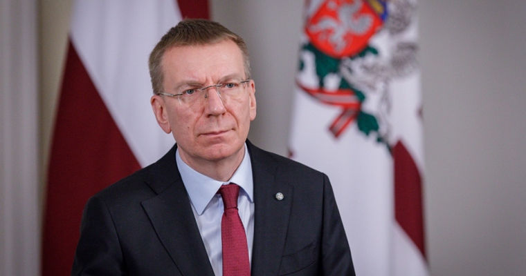 Президента Латвии пересадили в эконом-класс из-за выпившего пассажира.
