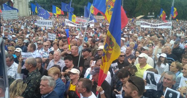 Собравшиеся проголосовали за резолюцию.