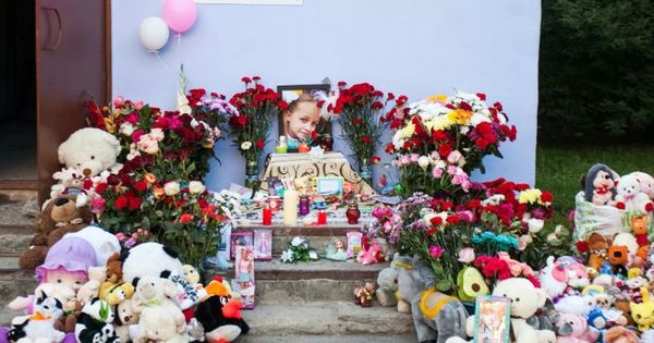 В России дядя убитой девочки скончался у стихийного мемориала.
