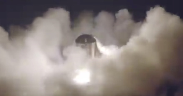 Илон Маск в своем Twitter опубликовал видео "прыжка" прототипа космического корабля Starship.