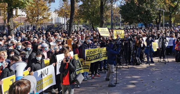 Перед зданием парламента собрались протестующие и представители ПСРМ. Фото: Index.