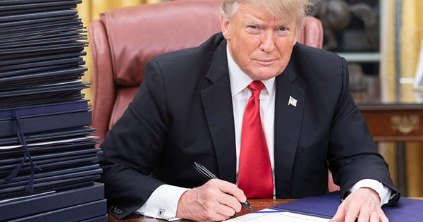 Конгресс добился доступа к декларациям Трампа.