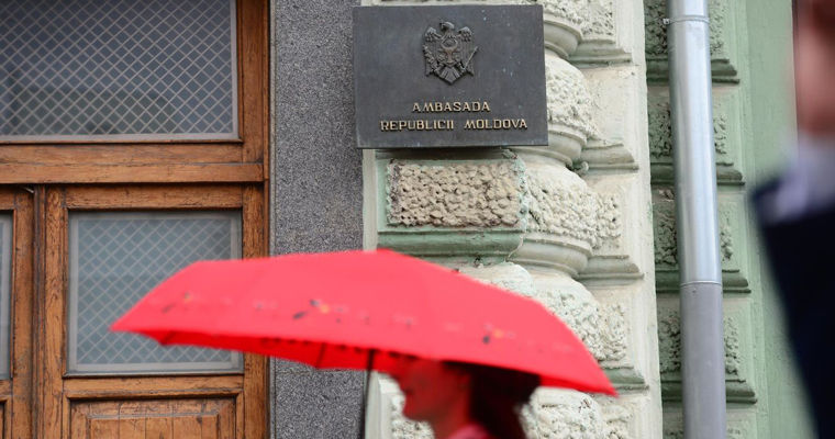 Россия объявила персоной нон грата сотрудника посольства Молдовы.