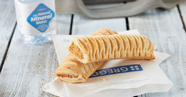 Для приготовления коронного блюда в Greggs используют заменитель мяса Quorn и слоеное тесто. 