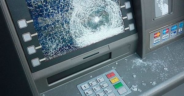 Reţinuţi în flagrant delict în noaptea de 11 iunie curent, în sectorul Ciocana, când se pregăteau să perforeze un bancomat cu ajutorul unui polizor unghiular şi să sustragă sumele de bani.