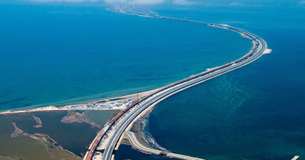 На картах Google Крымский мост подписали на украинском языке. Фото: ria.ru