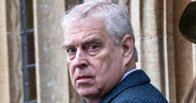 Fostul prinț Andrew, deposedat de titluri din cauza legăturilor cu Epstein, a fost reținut în Marea Britanie.