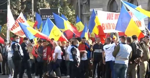 В Бухаресте прошли протесты противников вакцинации: оштрафованы десятки людей.