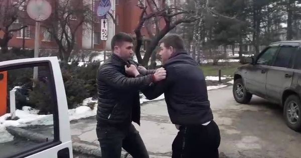 Bătaie în trafic: Cum un șofer l-a luat la pumni pe un alt șofer