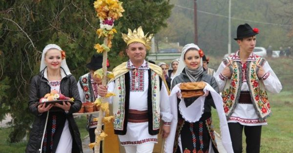 Фестиваль открыл парад народного костюма, а продолжили его ярмарки и выступления фольклорных коллективов. 