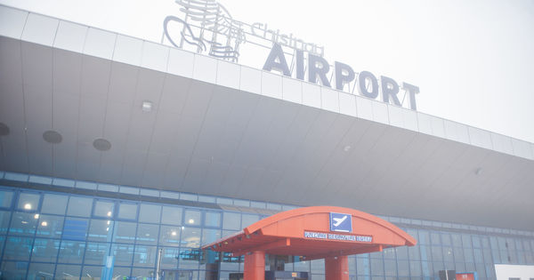 Густой туман внес коррективы в работу аэропорта.