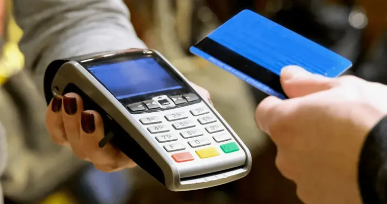 Tot mai multe plăți fără numerar în Moldova. Tranzacțiile au crescut cu 26%