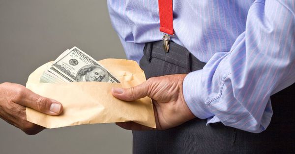 Чиновник сообщил о передаче не причитающихся ему $300 от директора частного учебного учреждения из Кишинева. Фото: 4esnok.by.