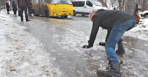 Синоптики продлили "желтый" уровень опасности из-за гололеда.