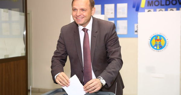 Заседание по признанию мандата Нэстасе проходит в закрытом режиме.