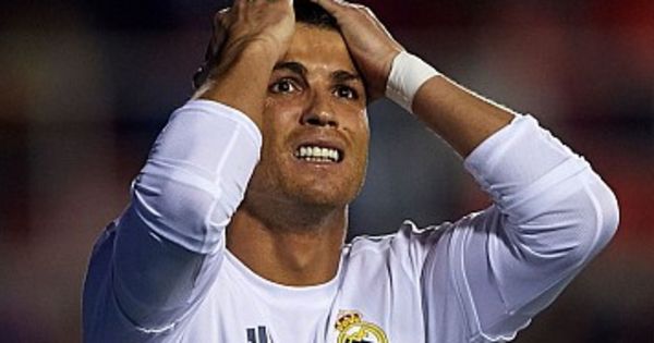 Cristiano Ronaldo, sărutat de un microbist în timpul amicalului