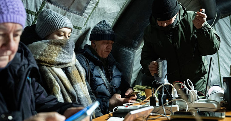 Тысячи людей замерзают в Киеве из-за российских ударов по инфраструктуре.