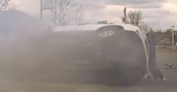Un şofer, scos prin minune din mașina răsturnată care ardea. Foto: Captură video