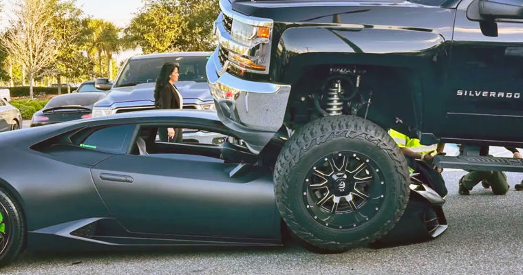Șoferița unui pick-up nu a observat un Lamborghini și s-a urcat peste el ca pe o bordură în Florida.