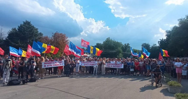 В центре Комрата проходит митинг против роста цен.