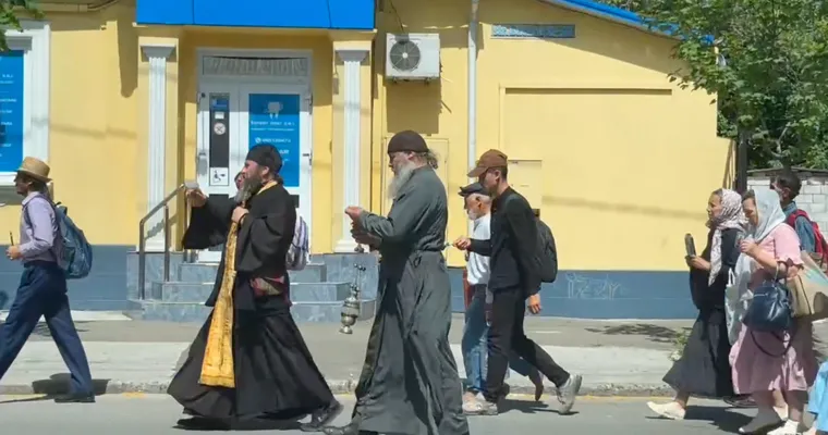 Un preot, filmat cum stropește strada cu agheasmă după Marșul Pride