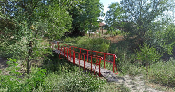 В Казаклии восстановили полузаброшенный мост через реку thumbnail