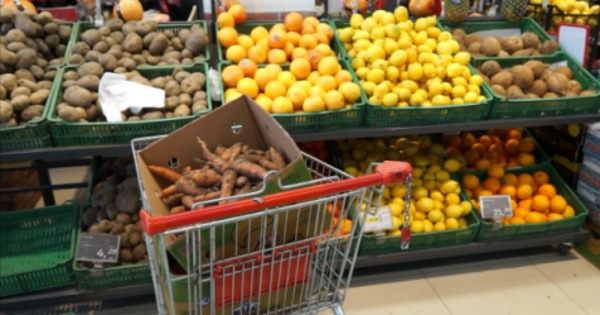 Rafturile magazinelor din Moldova, invadate de fructe şi legume importate. 