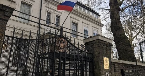 Cazul Skripal: Diplomaţii ruşi părăsesc ambasada de la Londra. Foto: Ziare.com