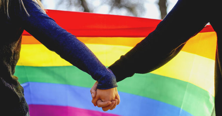 Comunitatea LGBTQ+ cere recunoașterea legală a cuplurilor de același sex.