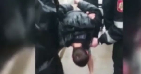 Doi bărbaţi s-au dat în spectacol în faţa polițiștilor din Capitală