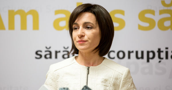 Санду написала, что с грустью наблюдала за людьми, в основном, старыми, пришедшими на протест.