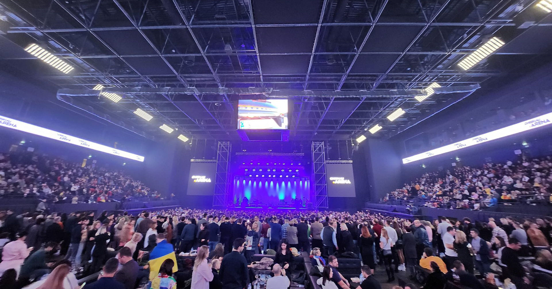 Администратор Arena Chisinau рассказал, почему мужчина упал с балкона