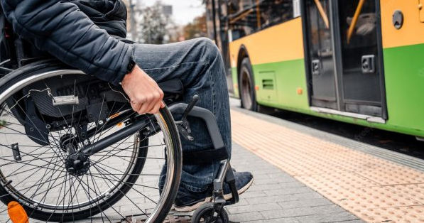 Persoanele cu dizabilități care se angajează în altă localitate vor primi bani pentru transport.