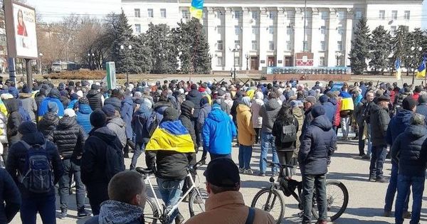 В Херсоне военные РФ открыли огонь во время протеста местных жителей.