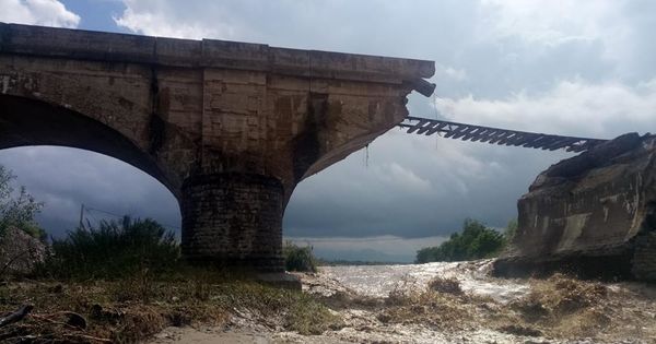 Вода подмыла основание кирпично-каменной опоры моста.