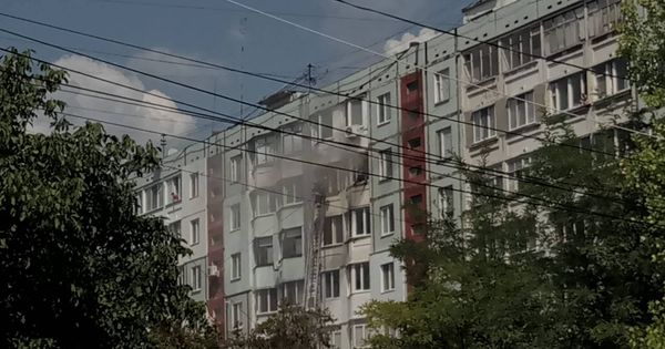 На Чеканах загорелась квартира на восьмом этаже.