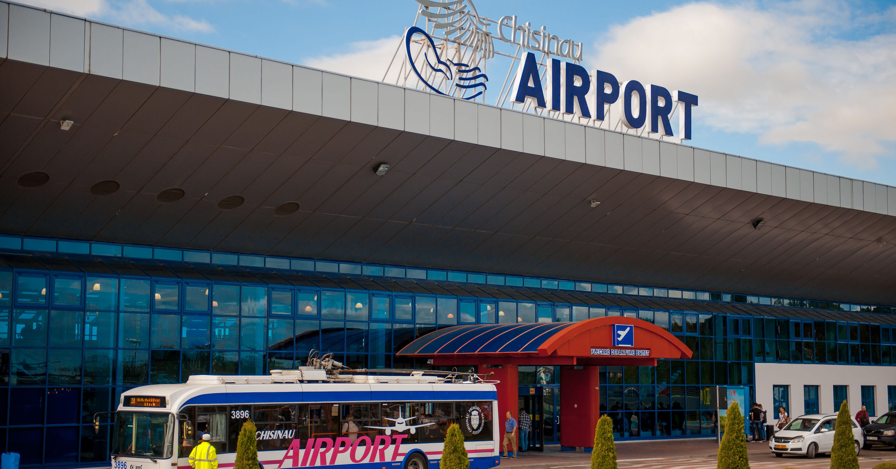 В Кишиневском международном аэропорту задержана женщина с сотнями паспортов.