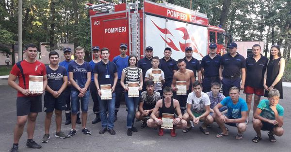 Спасатели и пожарные учат детей правильно себя вести в чрезвычайных ситуациях.