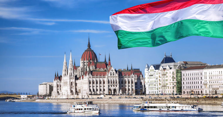 Парламент Венгрии проголосовал за сокращение зарплат депутатов на 40%.