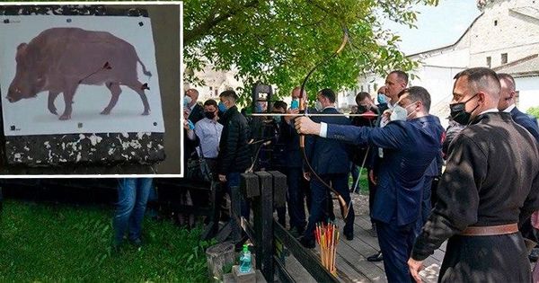 В Сети высмеяли Зеленского, пострелявшего из лука в "кабана".