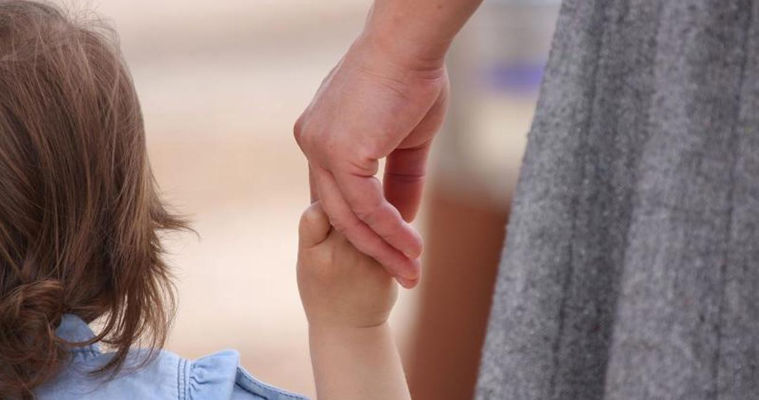В Молдове повысят выплаты профессиональным приёмным родителям.