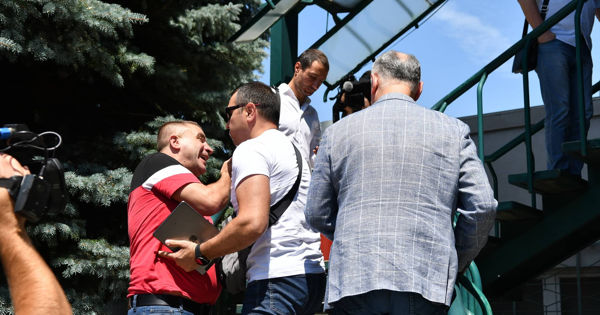 Мужчина освистал Додона на входе в здание НЦБК