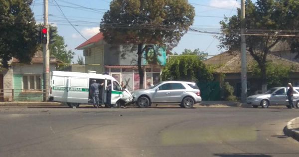 В Бельцах произошло серьёзное ДТП с участием автозака.