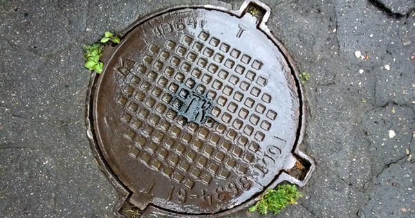 В Бельцах жители одной из улиц обеспечили себе доступ к водоснабжению через канализационную систему. 