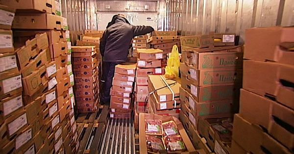 На складах все еще хранят просроченные продукты, предназначенные для школ и детсадов.