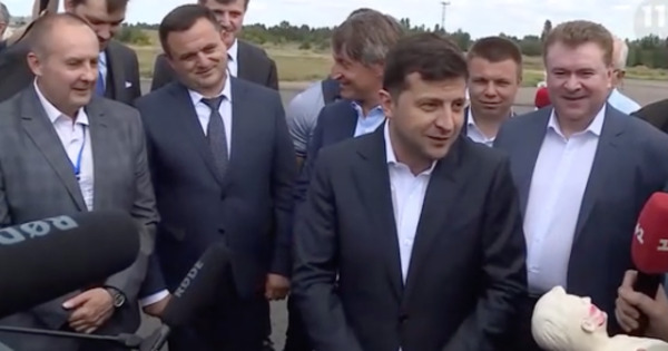 Зеленский в ходе визита в Черкассы отказался принять в подарок гипсовый бюст со своим изображением. 