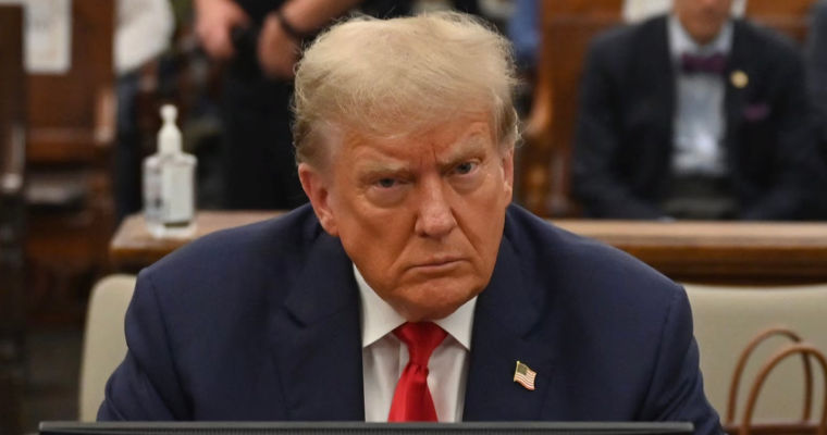 Судья в США заблокировала попытки Трампа уволить тысячи госслужащих.