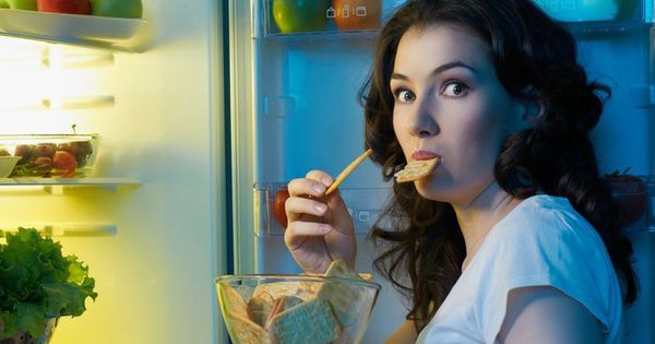 Привычка ужинать менее чем за два часа до сна может повысить риск развития рака молочной железы и простаты. 