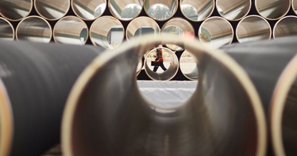 Проект "Северный поток-2" предполагает строительство двух ниток газопровода от побережья России через Балтийское море до Германии.